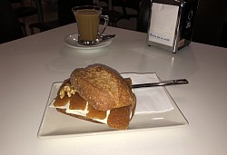 Pan de centeno con queso fresco, carne de membrillo y nueces.
